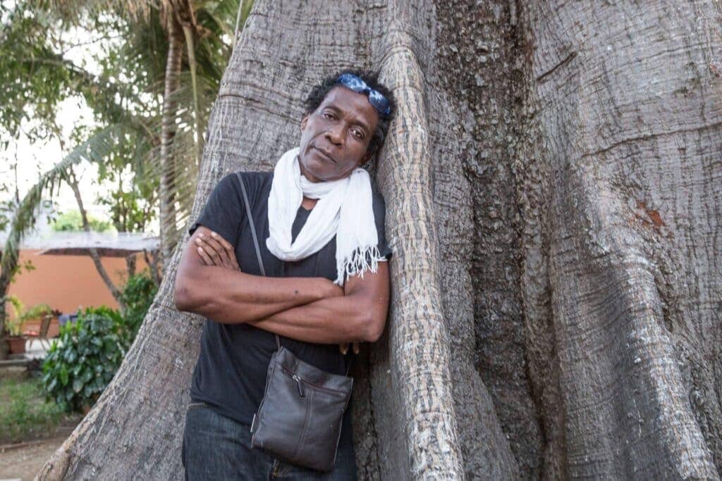 Né en 1955 à Dschang région de l'Ouest Cameroun, Lionel Manga s’est illustré dès les années 1990 comme une voix majeure dans le journalisme