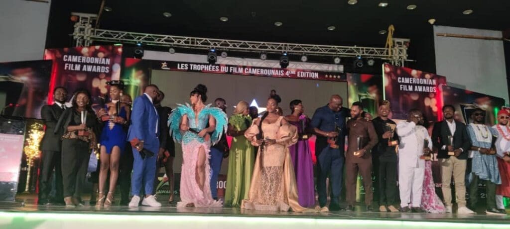 Tik Dengue s’impose grâce à son rôle dans la série éponyme "Tik Dengue" et remporte le prix de "Meilleur comédien de shortcom"