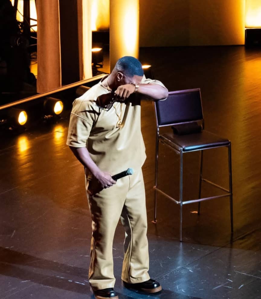 Aujourd'hui, Jamie Foxx se tient de nouveau sur scène