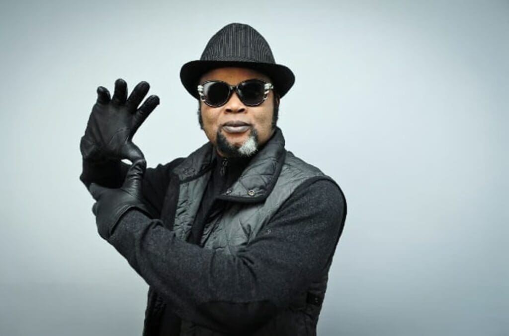  Sa générosité envers ses pairs, notamment son soutien aux artistes émergents n’est pas passé inaperçu chez Félix Wazekwa