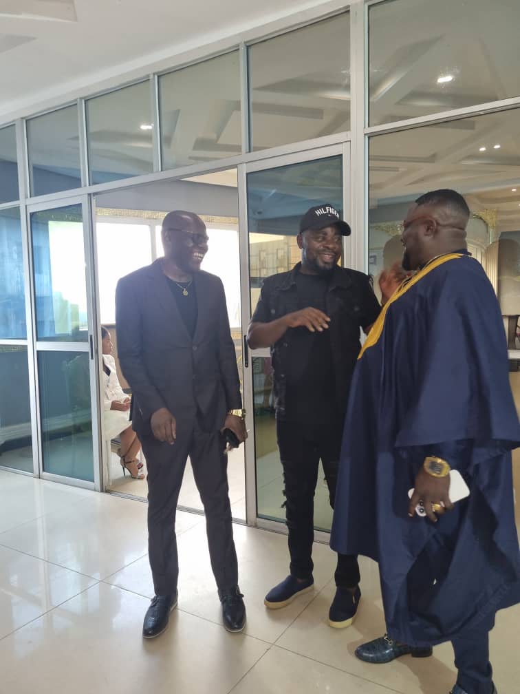 Fingon Tralala explique dans cet ouvrage sa décision de revenir sur la terre de ses ancêtres