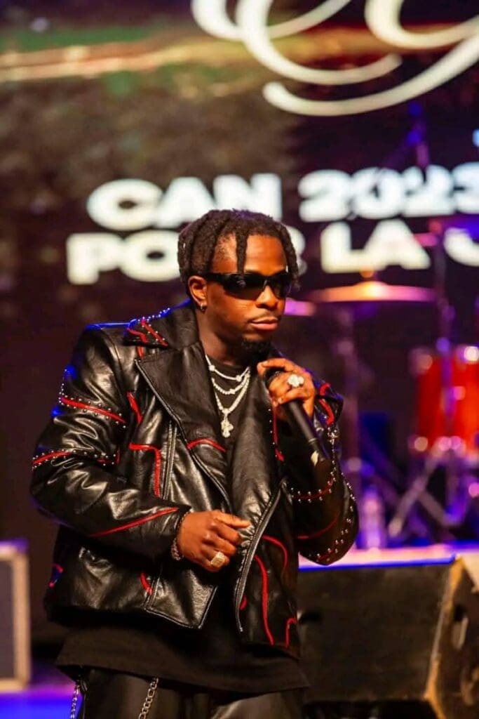  Himra, de l’autre, une communauté fidèle qui continue de célébrer l’héritage intemporel de Didi B.