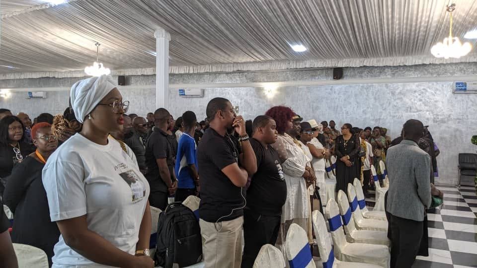 Laura Dave, PDG de Laura Dave Média TV à la salle mortuaire pour son fils; employé Serge bonny