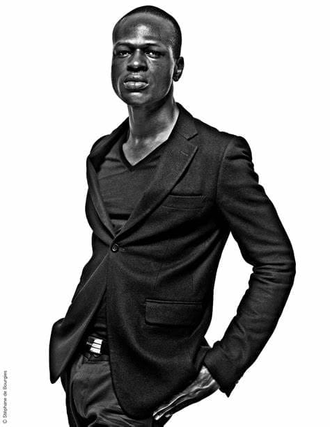 Premier styliste de l'Afrique subsaharienne à intégrer les hautes sphères de la haute couture parisienne, médaillé d'honneur de la République Française, Imane Ayissi est un danseur, mannequin et styliste camerounais qui a écrit son nom en lettres d'or dans la mode internationale.