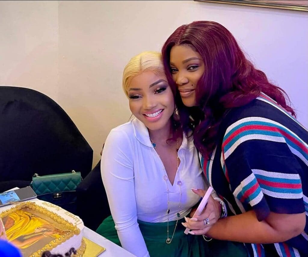 il y a quelques années, des amies inséparables jusqu'à ce qu’un spectacle arrive et remette tout en question.