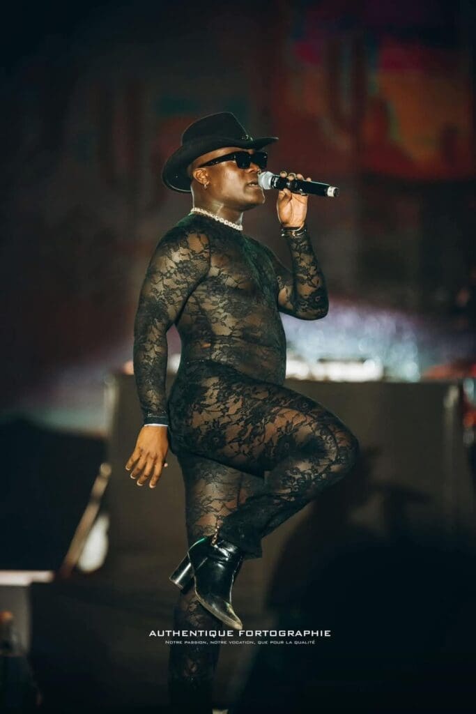 l’humoriste L’Excès s’excuse après une polémique sur sa tenue au Mother Africa Festival