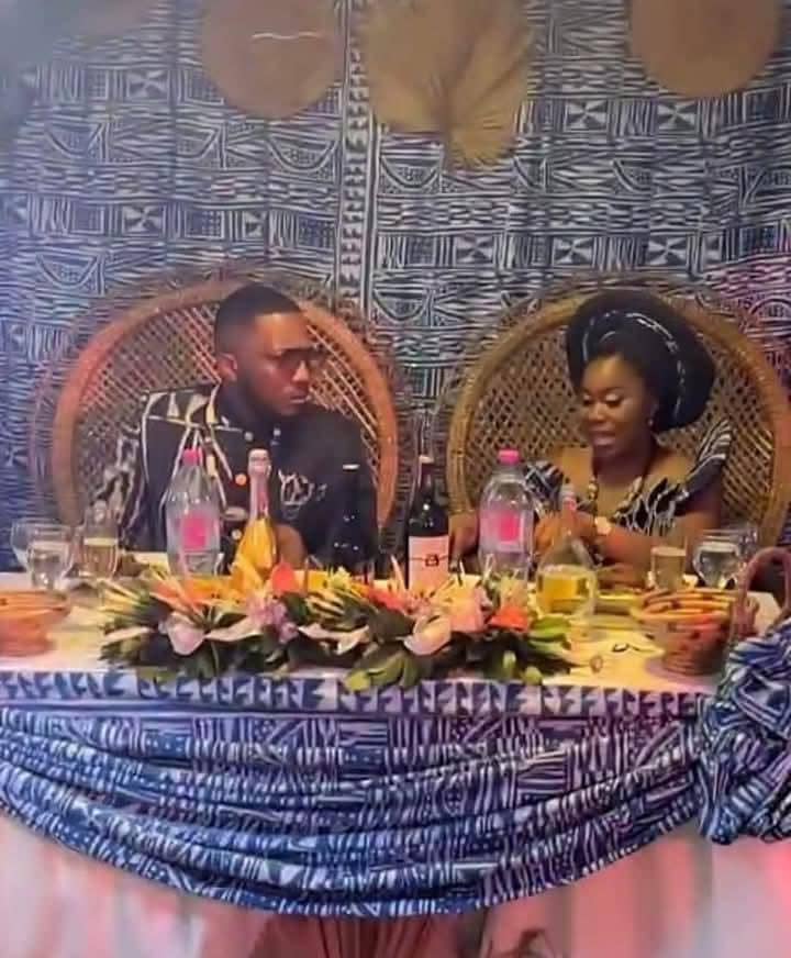 La cérémonie s’est tenue dans un cercle très restreint, avec la présence de la famille, des amis et autres proches du couple.
celibataire