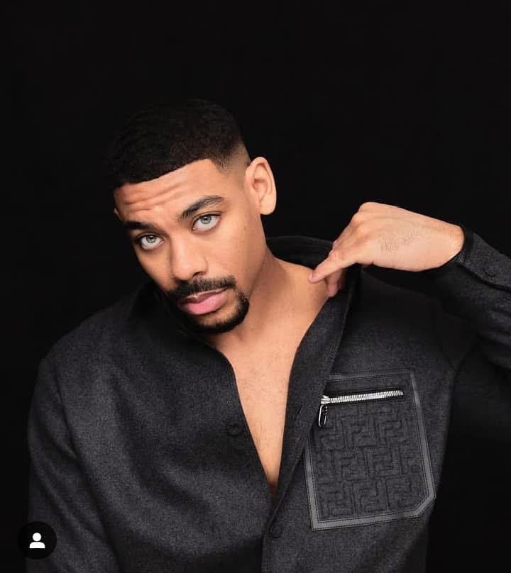 L'un d'eux montre une femme, armée d'un fouet, qui oblige son partenaire à faire la danse de Aaron Pierre