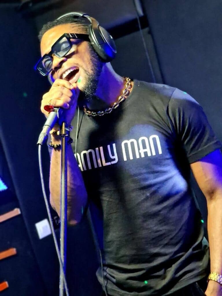 Lors d’un direct le 12 janvier 2025 sur sa page Facebook, l’artiste-musicien, arrangeur et producteur Salatiel 