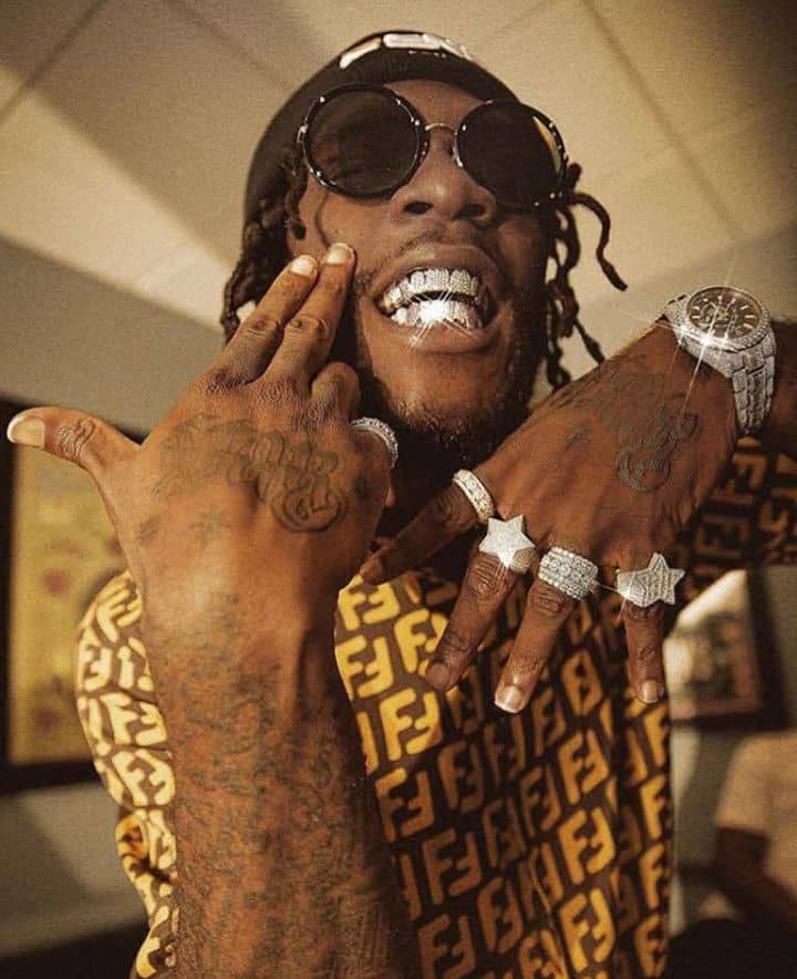 La superstar nigériane était encore l’invité de la chaîne AfricaFox TV le 7 janvier dernier, et malgré la mention faite sur la situation de Speed Darlington, il a choisi d'éviter et de contourner la question.