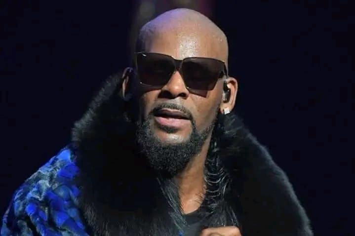Pour rappel, R. Kelly a été condamné en 2021 après des décennies d’accusations et de révélations sur un système bien organisé d’abus sexuels.