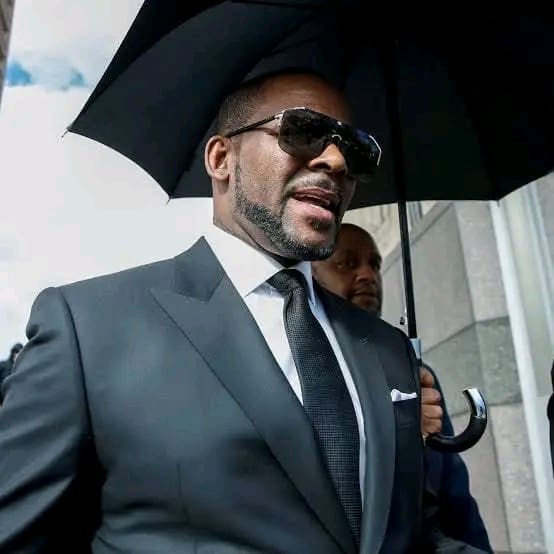 Le 20 janvier dernier, R. Kelly, icône déchue du R&B, a surpris le monde en dévoilant un nouveau single intitulé "Please Forgive Me". 