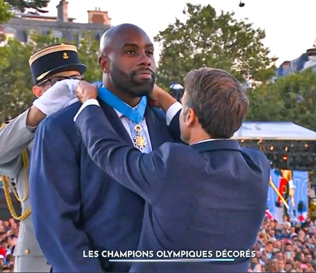 Il a quitté le tatami pour la rue. Le mardi 21 janvier dernier, le onze fois champion du monde Teddy Riner a signé, aux côtés de plusieurs autres personnalités sportives