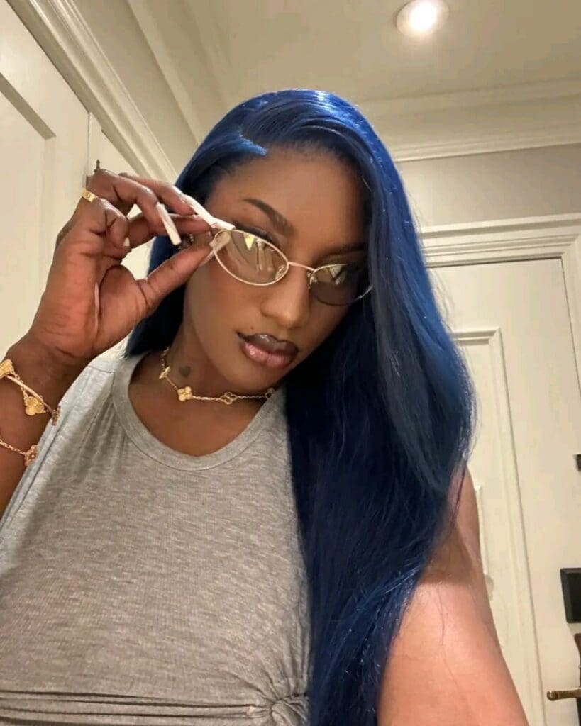 Le 23 janvier 2025, la chanteuse franco-malienne Aya Nakamura a marqué les esprits lors du prestigieux Gala des Pièces Jaunes à Paris. 