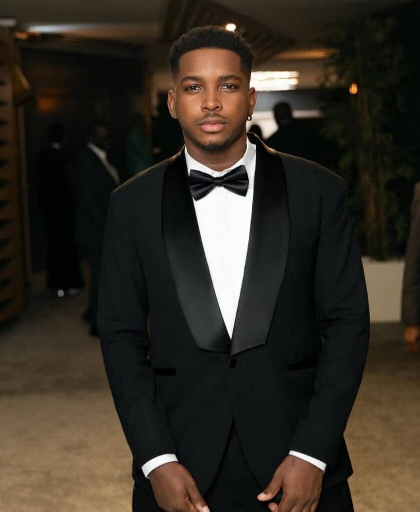 Beaucoup estiment que Tam Sir a profité de sa position pour marginaliser les autres membres du groupe