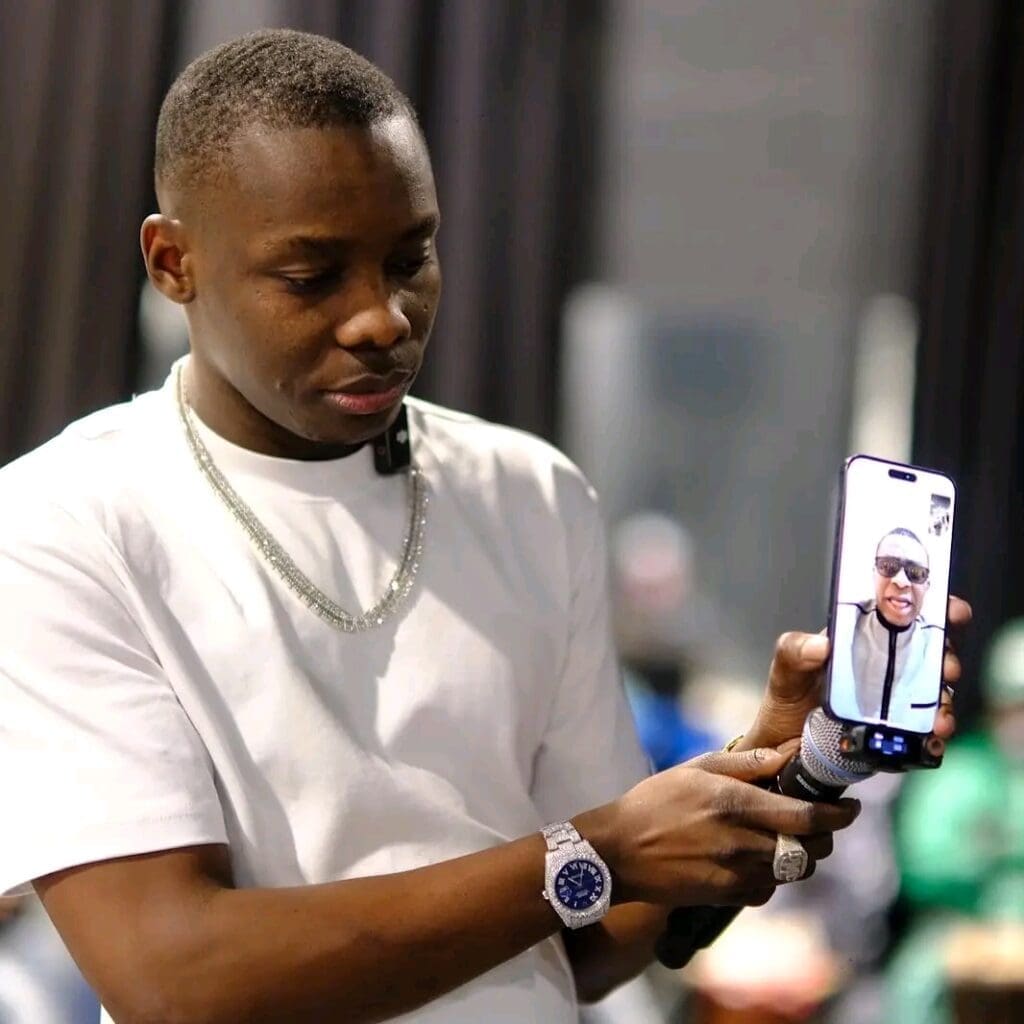 La fête a tourné au cauchemar pour Sidiki Diabaté. Après avoir enflammé la scène parisienne devant des milliers de fans, l’artiste malien a été victime d’un vol spectaculaire. 