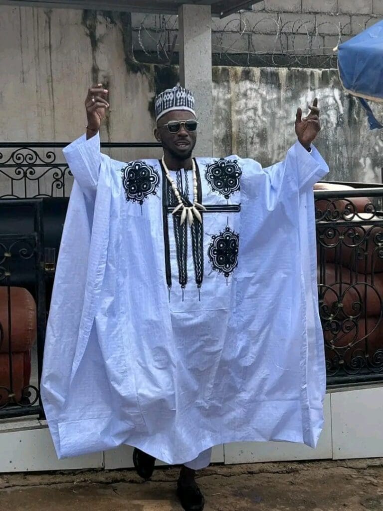 PETIT SAKO: À propos de ce sujet, ce sont des gens qui le disent. Je n'ai jamais mal pris cela, la preuve, je suis toujours revenu sur scène au Cameroun.