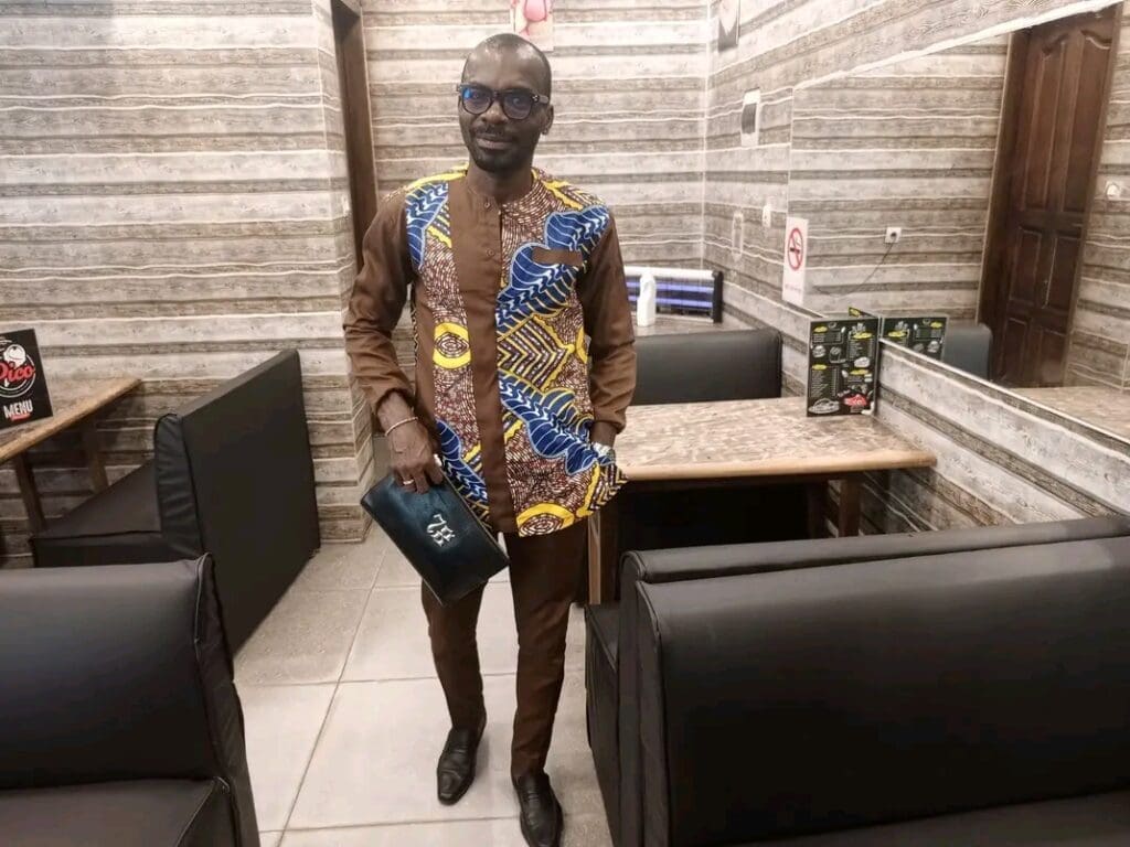 Petit Sako, de son véritable nom Patrick Aladjan effectue son grand retour sur la scène apres des années d'absence. Petit Sako, l'artiste ivoirien qui a fait pleurer le monde entier pendant des mois