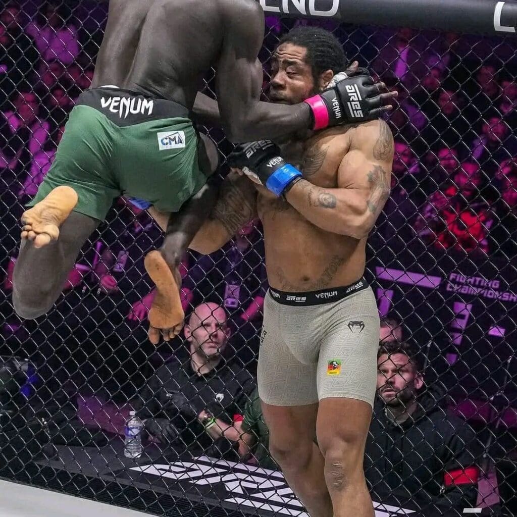 Malgré sa stature imposante et sa force de frappe reconnue, le Camerounais Derrick Sokoudjou n'a pas pu resister à la puissance des poings du colosse