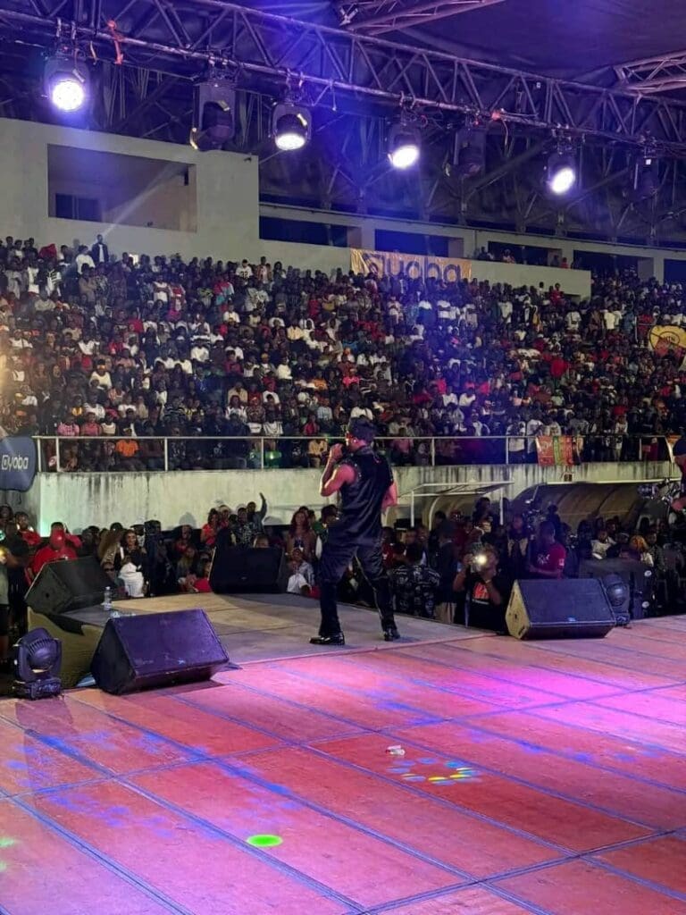 Pour ses 10 ans de carrière, Salatiel enflamme le stade Molyko de Buea