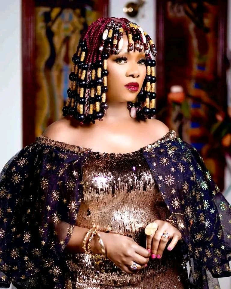 Lors de son passage dans les locaux de Laura Dave Média dans le cadre du média tour de son nouvel album intitulé "Légende", Lady Ponce a tenu 