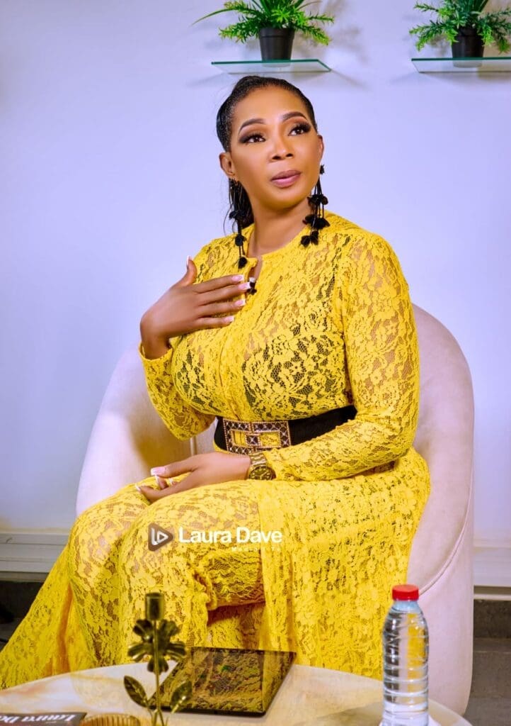 Lady Ponce: Merci de m'avoir reçu sur votre plateau. Comme dernier mot à dire à mes fans et amoureux de la musique