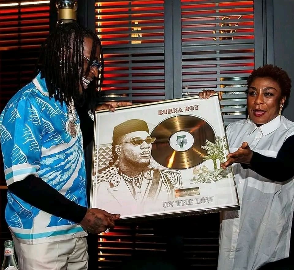 Telle mère, tel fils! Bose Ogulu, génitrice et manager du célèbre chanteur nigérian Burna Boy