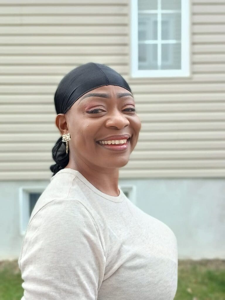 la diva du bikutsi a rendu hommage à deux personnalités : la chanteuse Majoie Ayi et le blogueur Peupah Zouzoua .