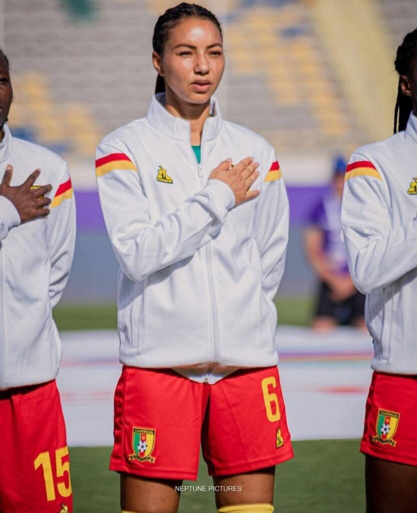 Estelle Laura Johnson est son nom complet. Footballeuse professionnelle camerounaise, elle a su se construire une carrière