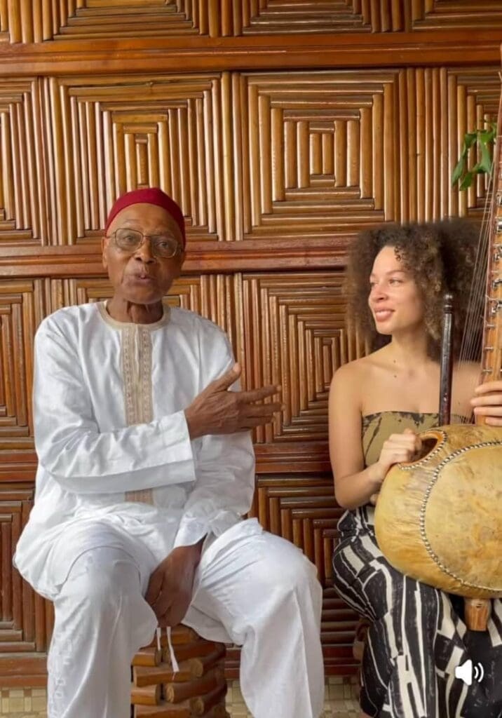 Très vite, la jeune femme a imposé une pop suave, bercée par les sonorités africaines de la kora, son instrument de prédilection.