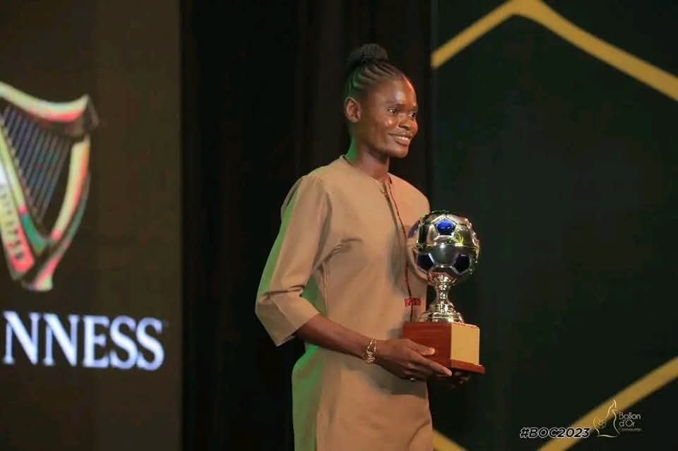À 29 ans, Aline Guimbang A Etong s'impose comme une pionnière de l'arbitrage féminin au Cameroun et une référence sur le continent. 