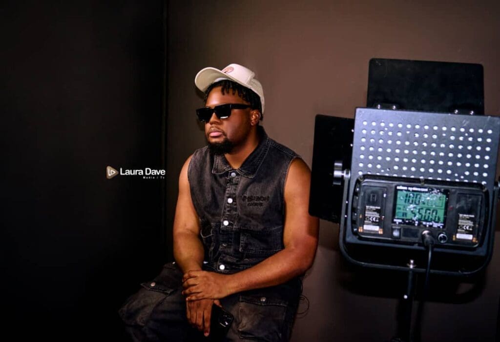 Kocee, de son vrai nom Njang Menyu Collins est un rappeur, chanteur et auteur-compositeur camerounais. Il a su imposer son style unique et enchaîner les succès, notamment