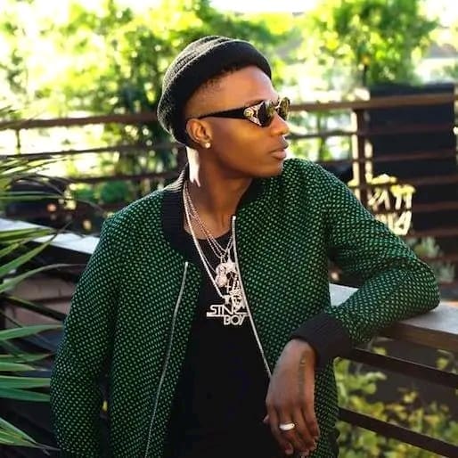 Wizkid ironise sur la réussite de Himra. 