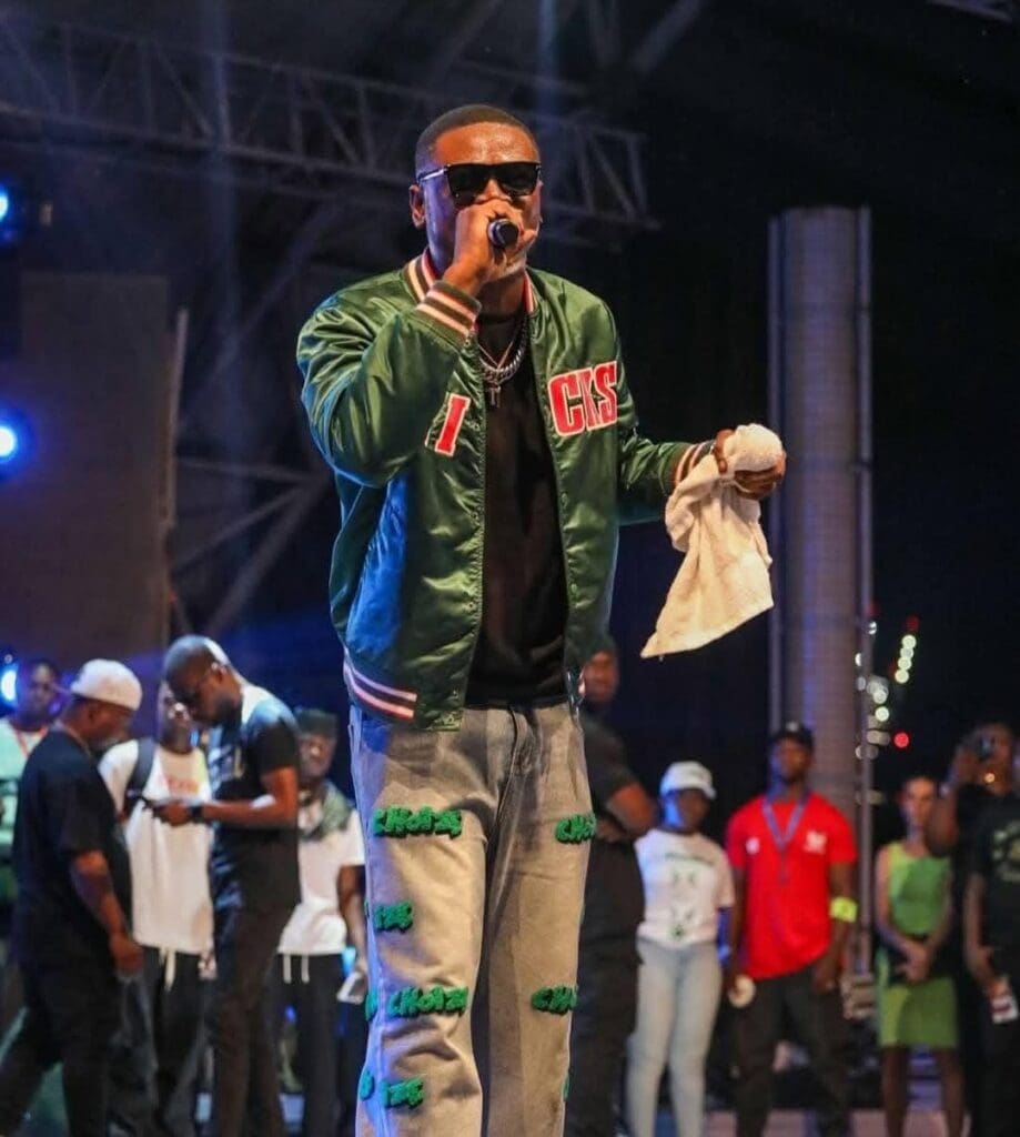 l’artiste ivoirien Ariel Sheney a été placé sous contrôle judiciaire et privé de ses ressources pendant trois ans. Le 26 mars 2025, la justice l’a formellement