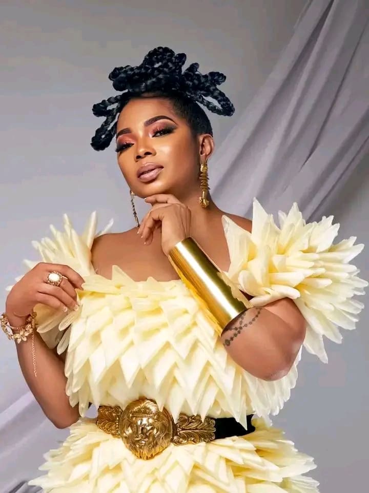 Collègues et fans réconfortent Lady Ponce après l'incendie qui a ravagé son cabaret