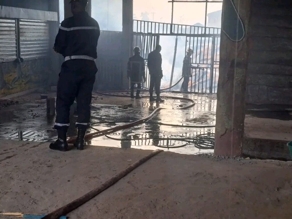 ravageant tout le complexe Planète Ponce appartenant à la star de Bikutsi Lady Ponce. L'incendie a aussi emporté une partie