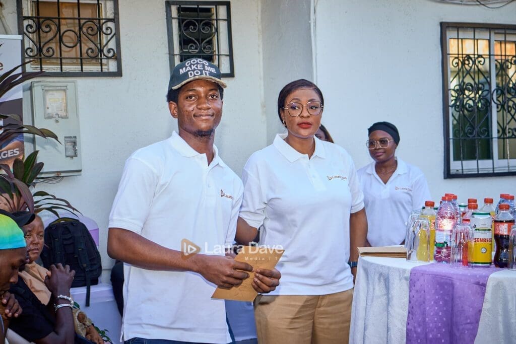 Laura Dave, a remercié son équipe