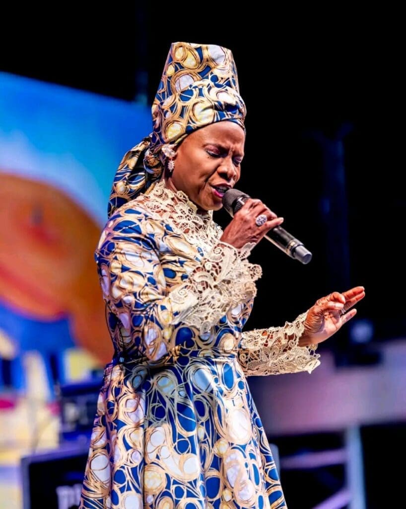 Angélique Kidjo et les voix du monde chantent la paix à Paris
