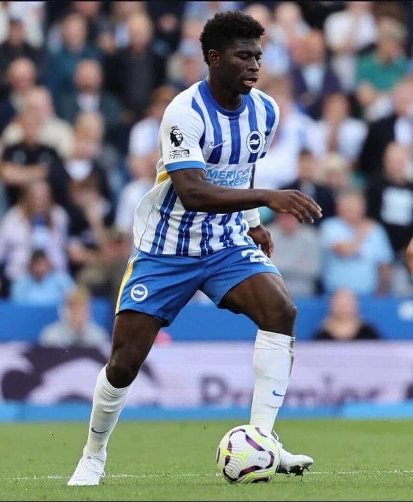 Considéré comme étant le meilleur championnat du monde, la Première League réunit les meilleurs joueurs de la planète foot.