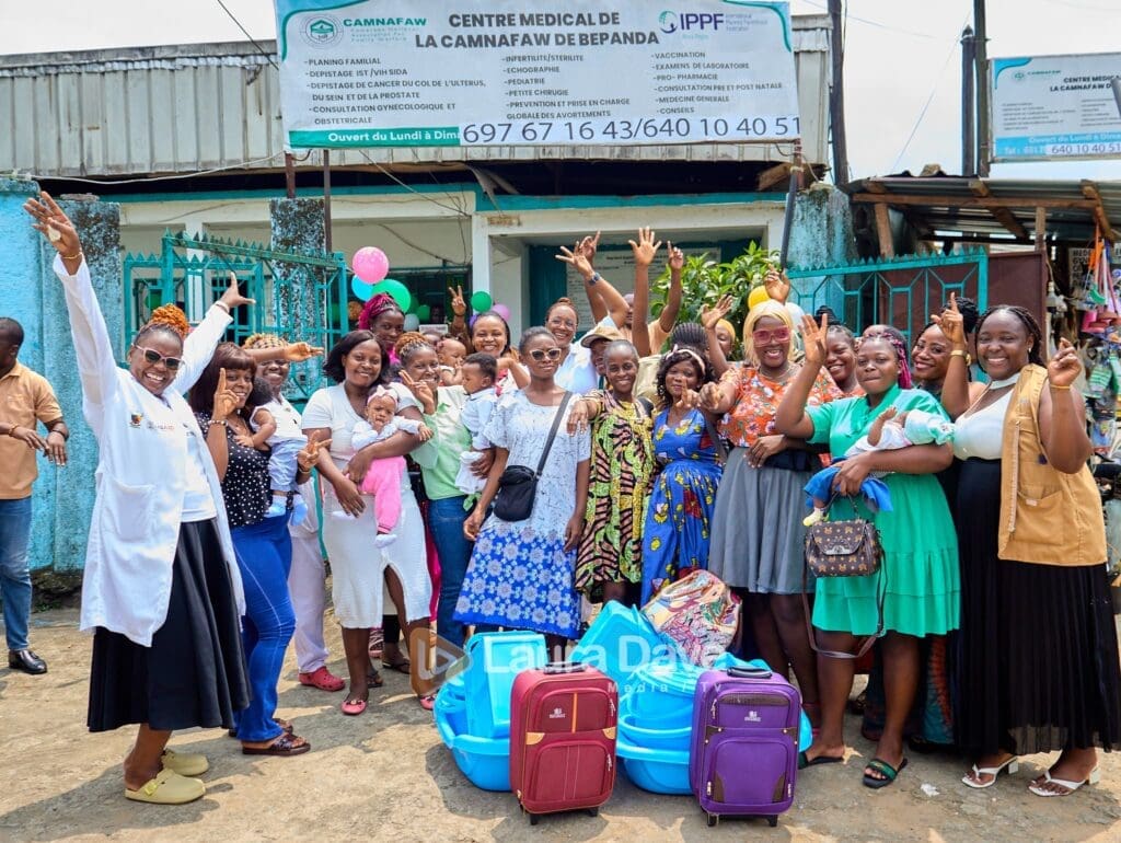 Laura Dave célèbre son 40e anniversaire avec les mères d'enfants de la CAMNAFAW Bépanda