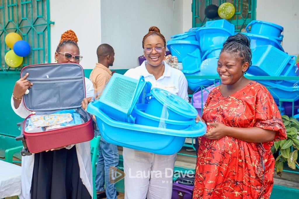 Laura Dave s’est rendue au centre médical de la CAMNAFAW de Bepanda à Douala pour célébrer son 40e anniversaire avec les femmes enceintes