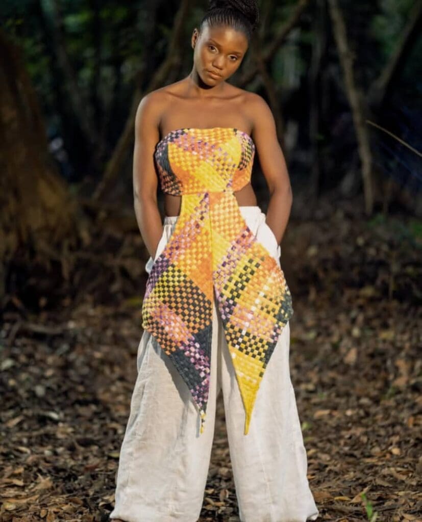 Ornella Djoukui s’illustre dans le secteur de la mode par une approche mêlant artisanat camerounais et esthétisme contemporain. 