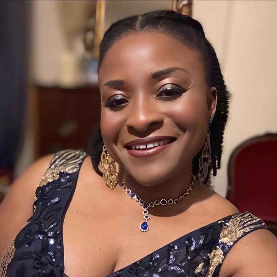 PEOPLE :"Le Blanc ne veut pas une Africaine blanche", Selavie sur le port des artifices par les miss Africaines aux concours internationaux