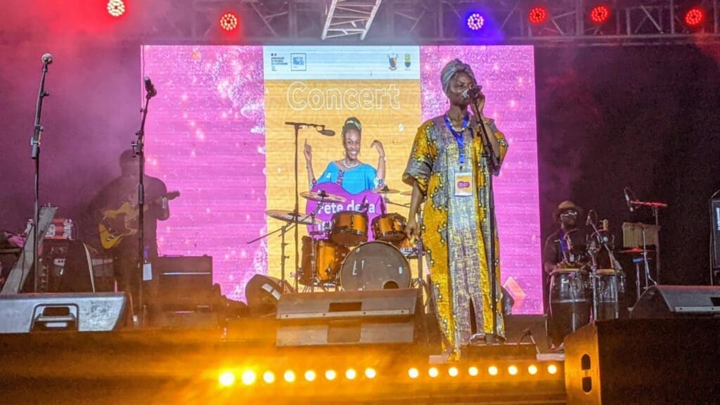 L’esplanade de l’Institut Français du Cameroun, antenne de Douala, a accueilli le 21 juin 2025 un concert live dans le cadre de la 43e édition 