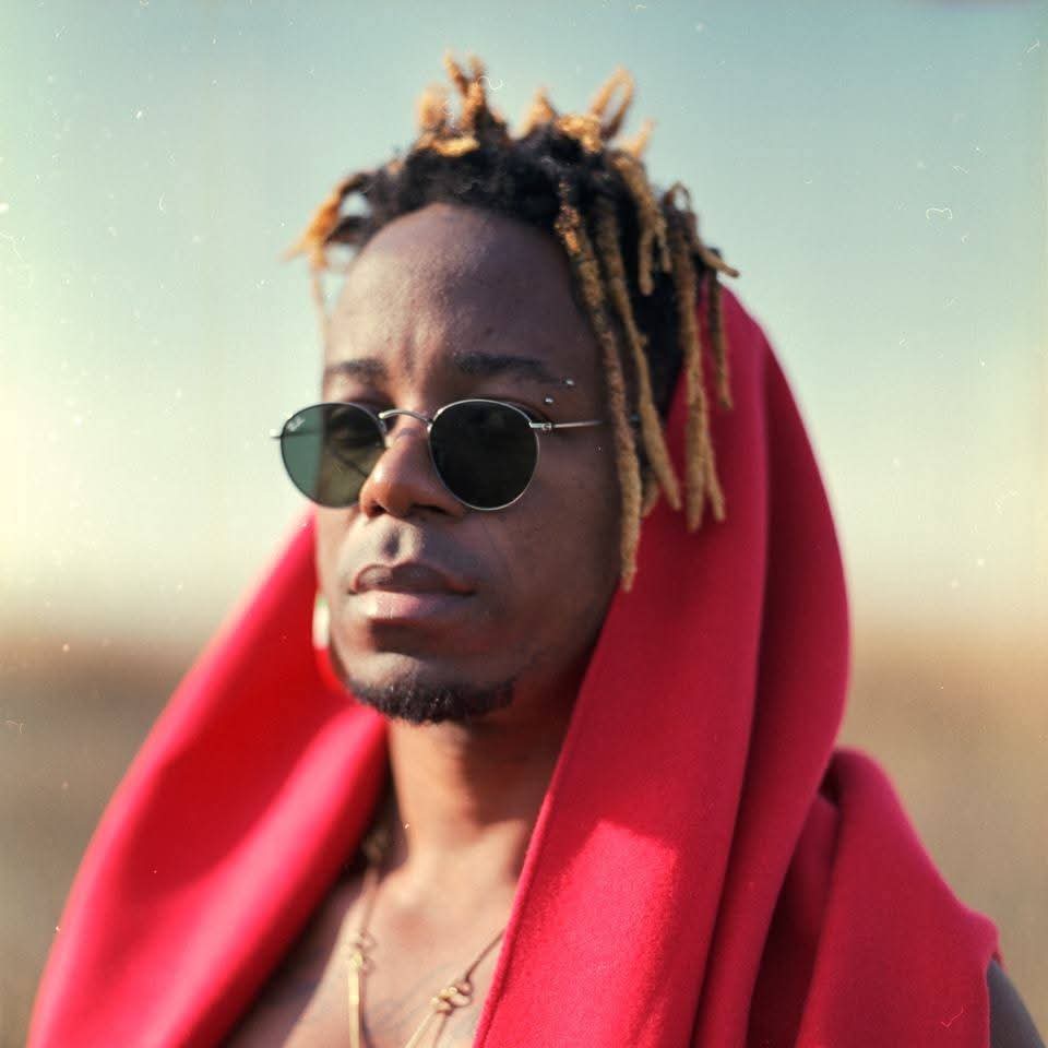 Blick Bassy honore la mémoire camerounaise à la Philharmonie