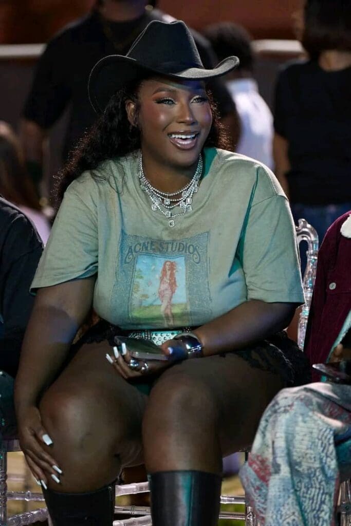 Mercredi dernier 2 juillet 2025, un accident de la route impliquant l’artiste ivoirien Soumahoro Maury Féré, alias Molare, a bouleversé Abidjan. À Cocody Angré,