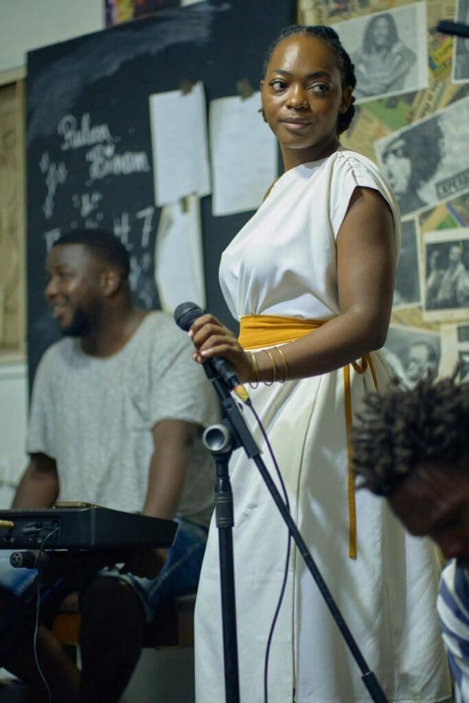  Lydol revient, crâne rasé et cœur lourd, avec un message