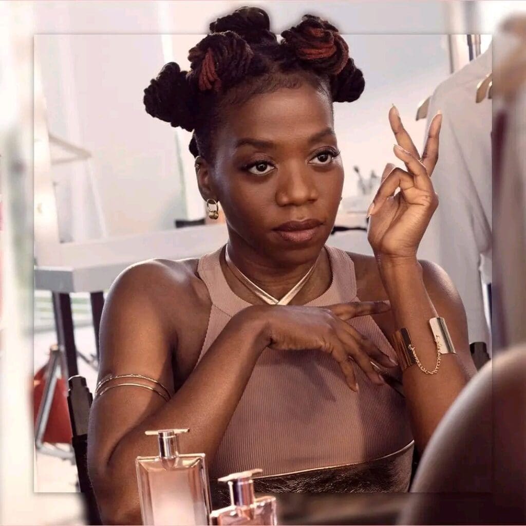 Sous la majestueuse verrière du Grand Palais, l’artiste-chorégraphe franco-congolaise Josépha Madoki, alias Princesse Madoki,