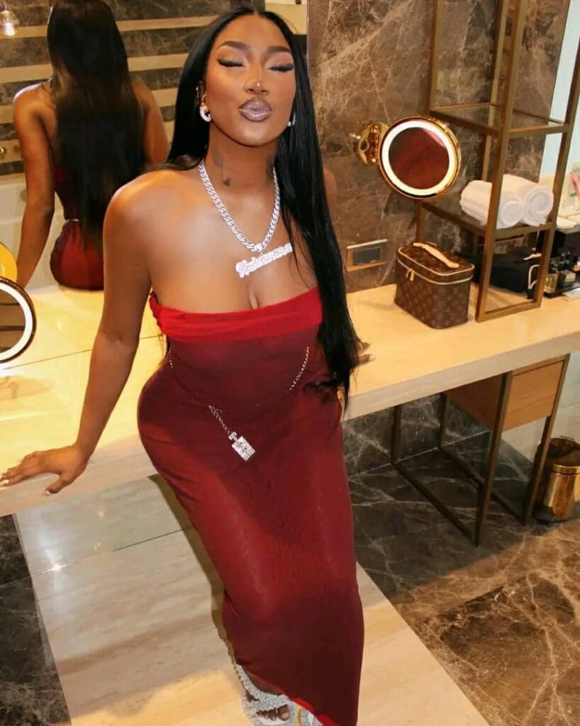 Aya Nakamura, la sensation franco-malienne de la scène francophone, continue d’écrire l’histoire. Avec 291 millions d’écoutes mensuelles sur YouTube Music, elle s’impose comme l’une des 