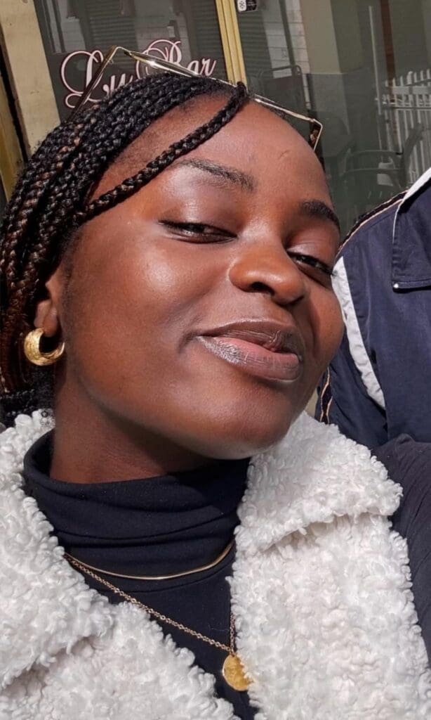 L'actrice et influenceuse camerounaise Anne Marie Kom dit "Caméléon" est de celles qui vivent leur africanité comme une fierté,